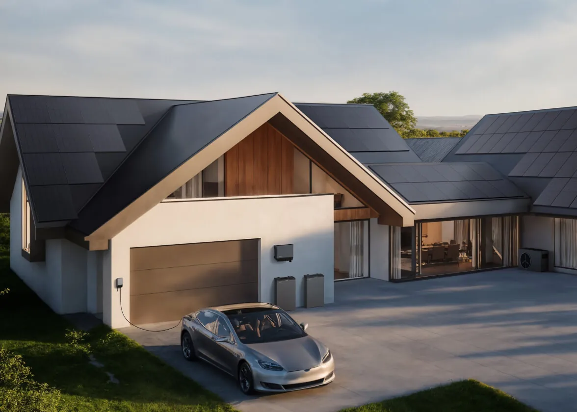 Casa com painéis solares, carro elétrico carregando e sistema PowerOcean Plus na parede da garagem