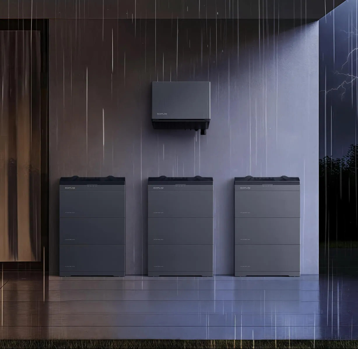 Três torres de baterias e o inversor PowerOcean Plus sob chuva forte e raios